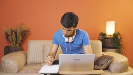 Hombre-Concentrado-Trabajando-En-La-Computadora-Portátil.